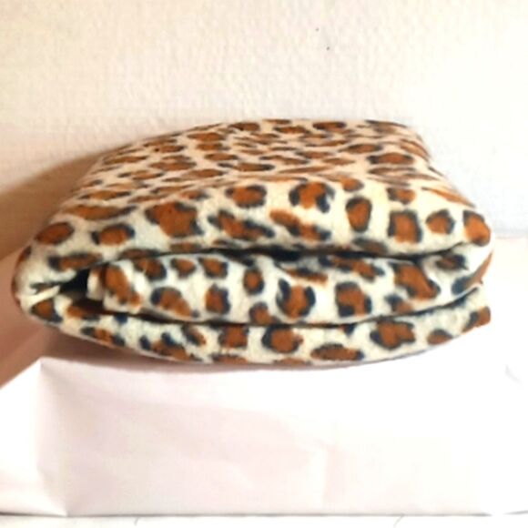 Leopard Print Flannel Throw Blanket - Picture 2 of 3